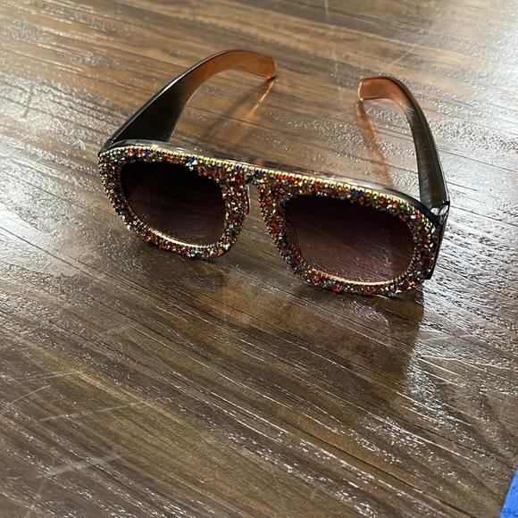 Oversized Multi-Color Rhinestone Fashion Sunglasses - Picture 10 of 12